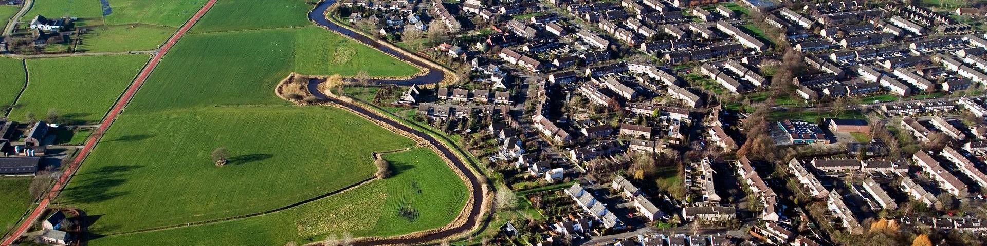 Luchtfoto van een plaats naast het groen