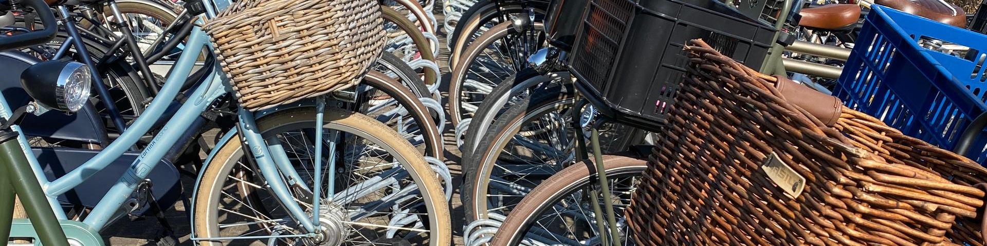 Een fietsenrek vol met fietsen