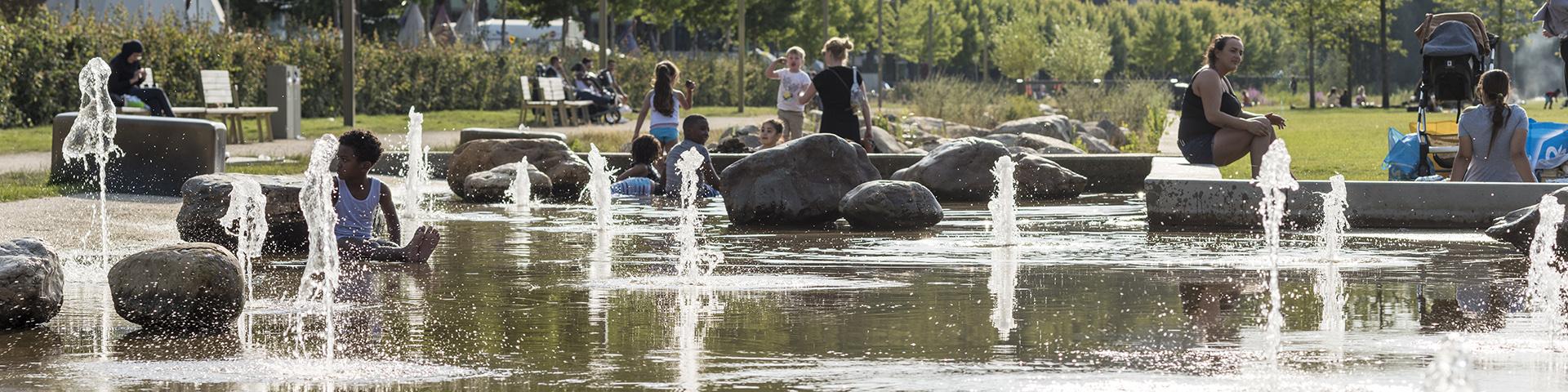 Fonteinen in park omgeving met spelende kinderen