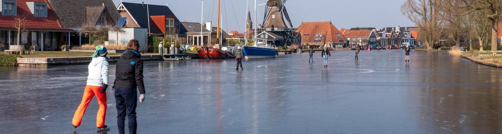 schaatsende mensen in Friesland