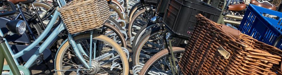 Een fietsenrek vol met fietsen