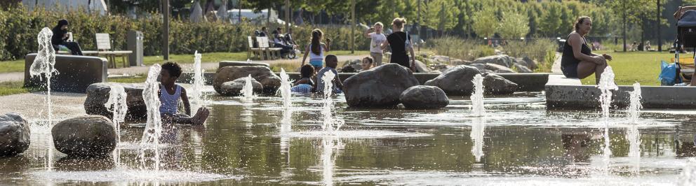 Fonteinen in park omgeving met spelende kinderen