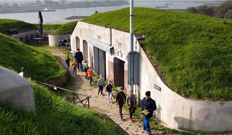 Fort van bovengezien met kinderen die rondleiding krijgen