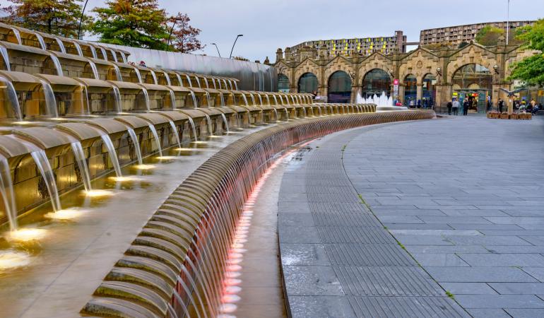 Watervalstructuur op een plein 