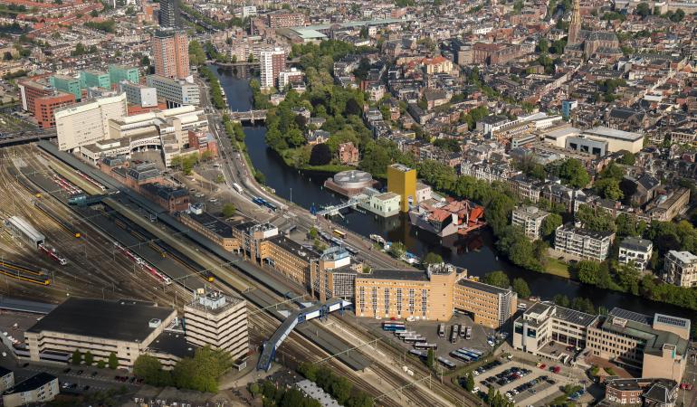 Luchtfoto toont een deel van het spoor en water in de stad Groningen