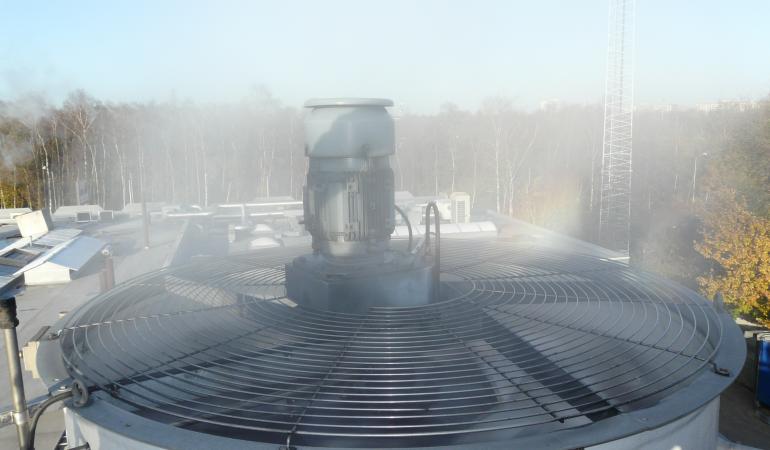 Bovenaanzicht van een natte koeltoreninstallatie boven op een gebouw