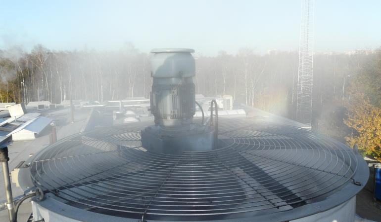 Bovenaanzicht van een natte koeltoreninstallatie boven op een gebouw