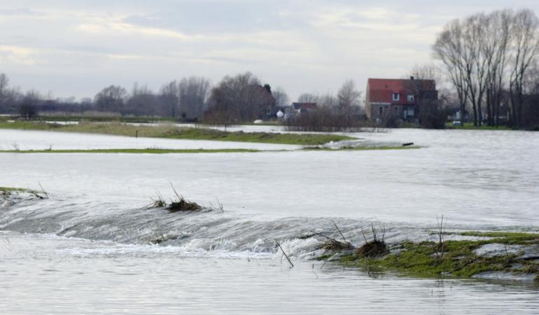 Een overstroomde rivier door extreme regen