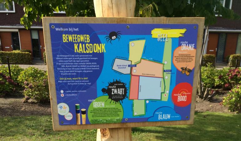 Beweegroute Kalsdonk Poster op boom geplakt met de beweegroute erop getekend