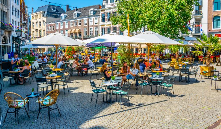 Terras in Den Haag in zomer