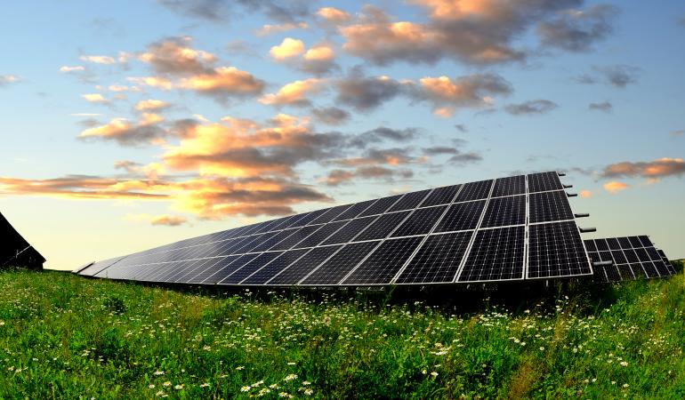 Zonnepanelen op een grasveld