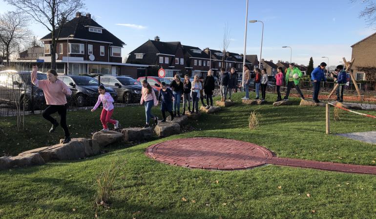 Kinderen op schoolplein het Stadsveld in Enschede