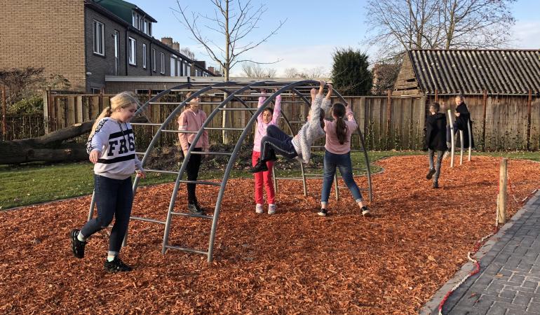 Spelende kinderen op schoolplein basisschool het Stadsveld in Enschede