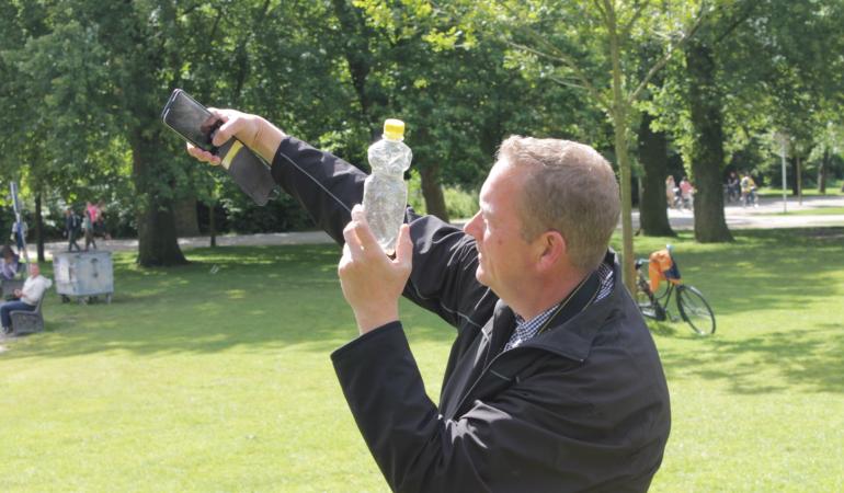 Zwerfinator Dirk Groot maakt zwerfie