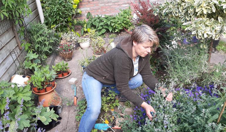 Grieta Spannenburg in tuin