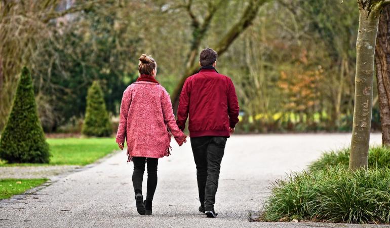 Wandelende mensen in een park