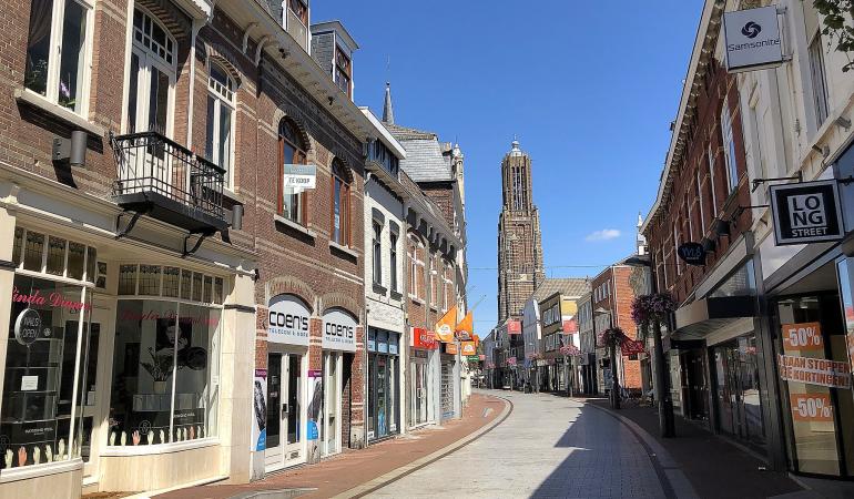 Verlaten winkelstraat met op achtergrond Martinuskerk Weert 