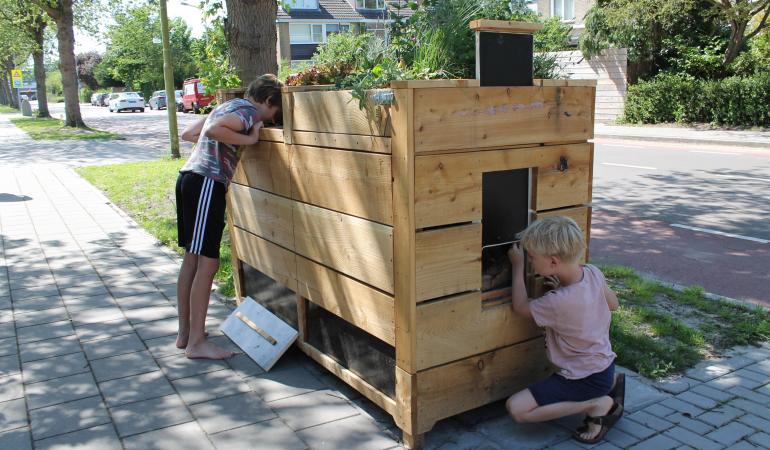 Kinderen bekijken wormenbak