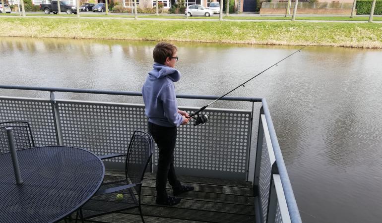 Jongen aan het vissen