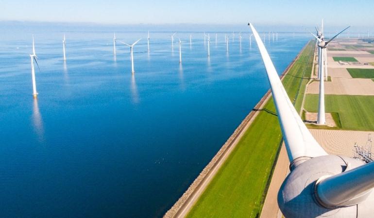 Windturbines op zee langs kust