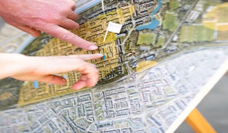 Mensen bekijken dingen op kaart