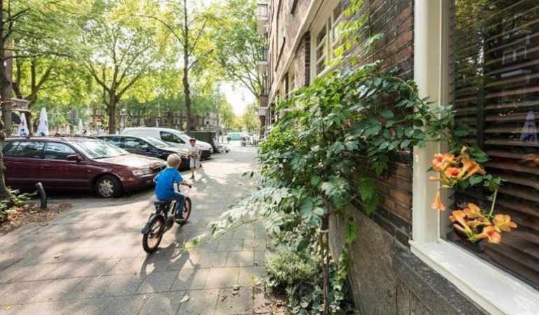Kinderen die buitenspelen op straat