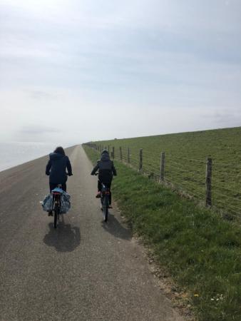 Dieneke en zoon op de fiets in Texel