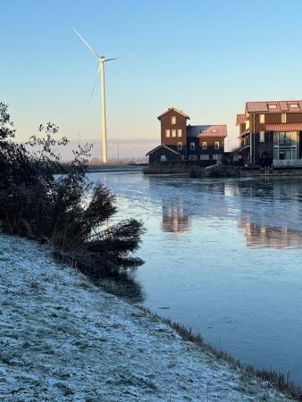 Windturbine in winterlandschap