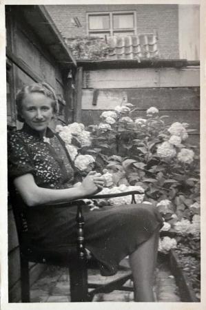 anna in de tuin in de Schokkersbuurt in Kampen 