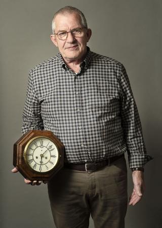 bert diender met klok