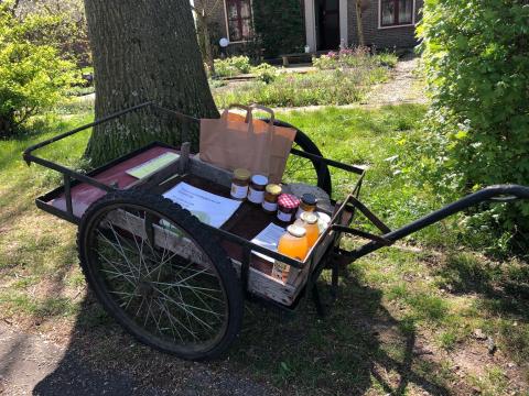 Kar met streekproducten van tuin Brassica 