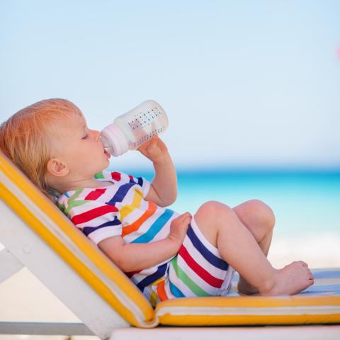 Baby drinkt water in hitte