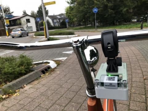 Kastje snuffelfiets aan stuur bij rotonde