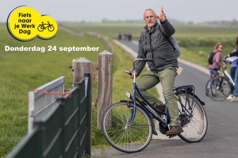 Man fietst in natuur met op achtergrond logo Fiets naar je Werk Dag
