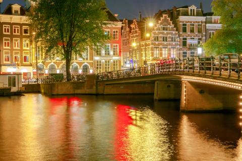 Verlichte straat in centrum Amsterdam