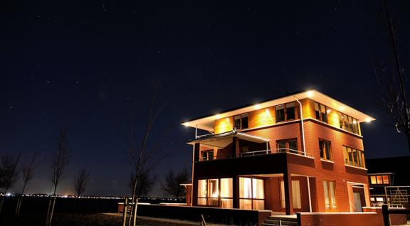 Een pand licht op in een donkere nacht