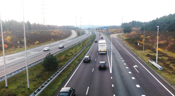 Auto's rijdend op de snelweg A50