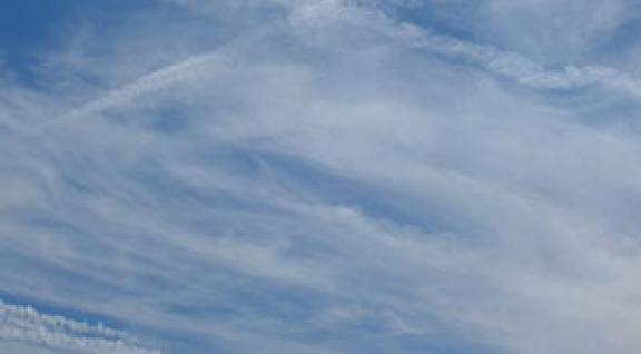 Blauwe lucht met wat wolken