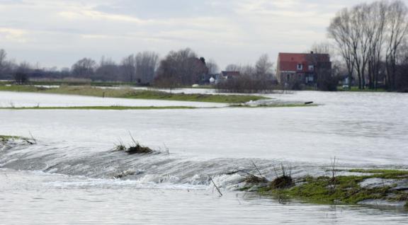 Een overstroomde rivier door extreme regen