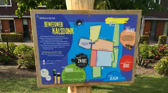 Poster op boom geplakt met de beweegroute erop getekend