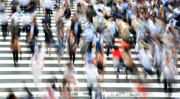 Voetgangers op zebrapad