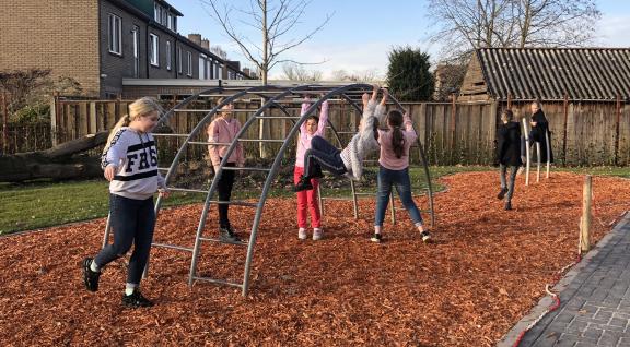 Spelende kinderen op schoolplein basisschool het Stadsveld in Enschede