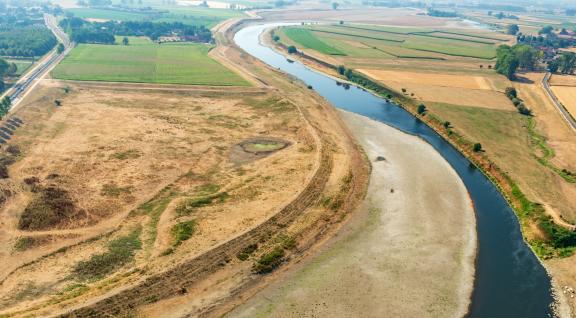 Luchtfoto van rivier met lage waterstand en droog land langs de oevers