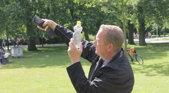 Zwerfinator Dirk Groot maakt zwerfie