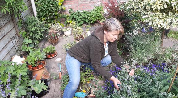 Grieta Spannenburg in tuin