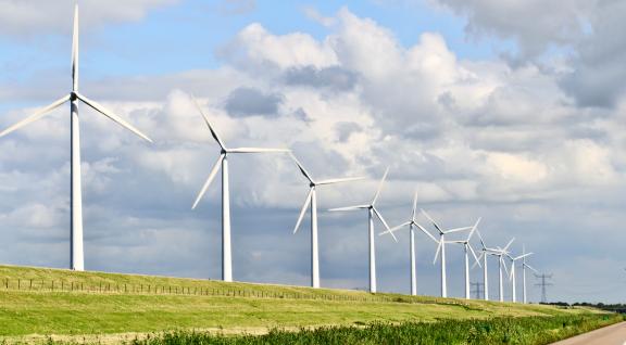 Windmolens langs weg