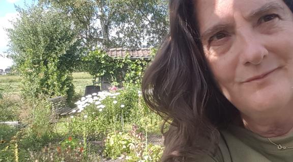 Close-up Liesbet in tuin