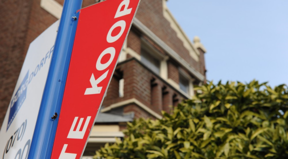 Huis met verkoopbord