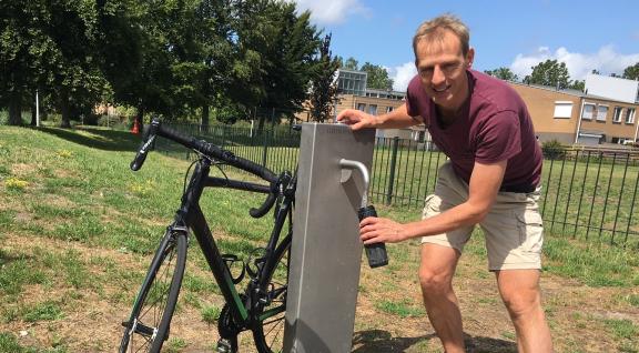 Leon van Diepen bij watertappunt