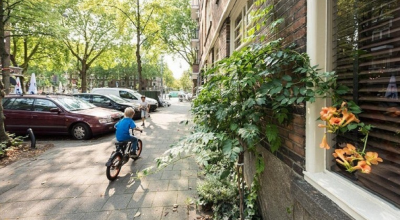 Kinderen die buitenspelen op straat